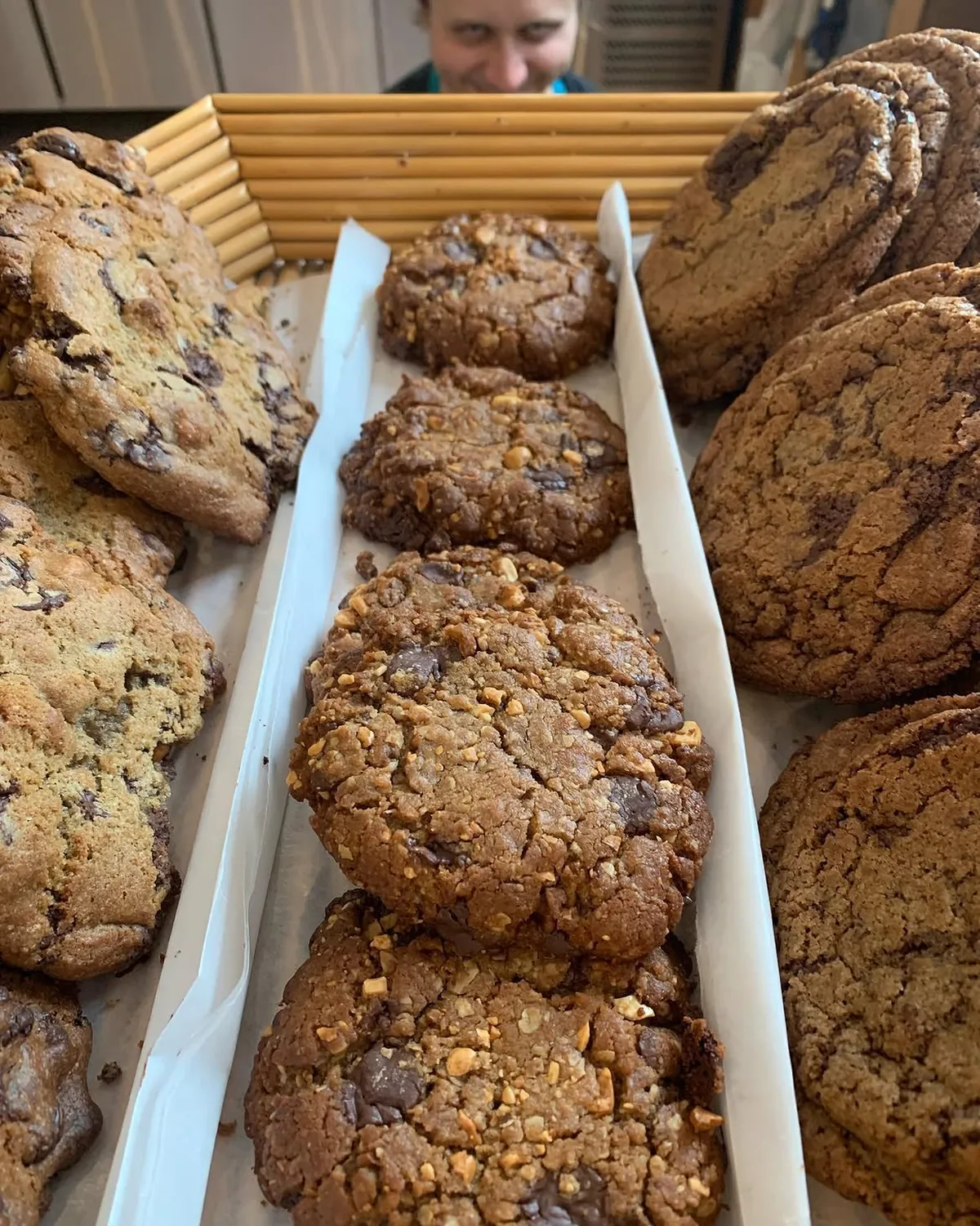 Un plateau de cookies au chocolat et aux noisettes sortis du four
