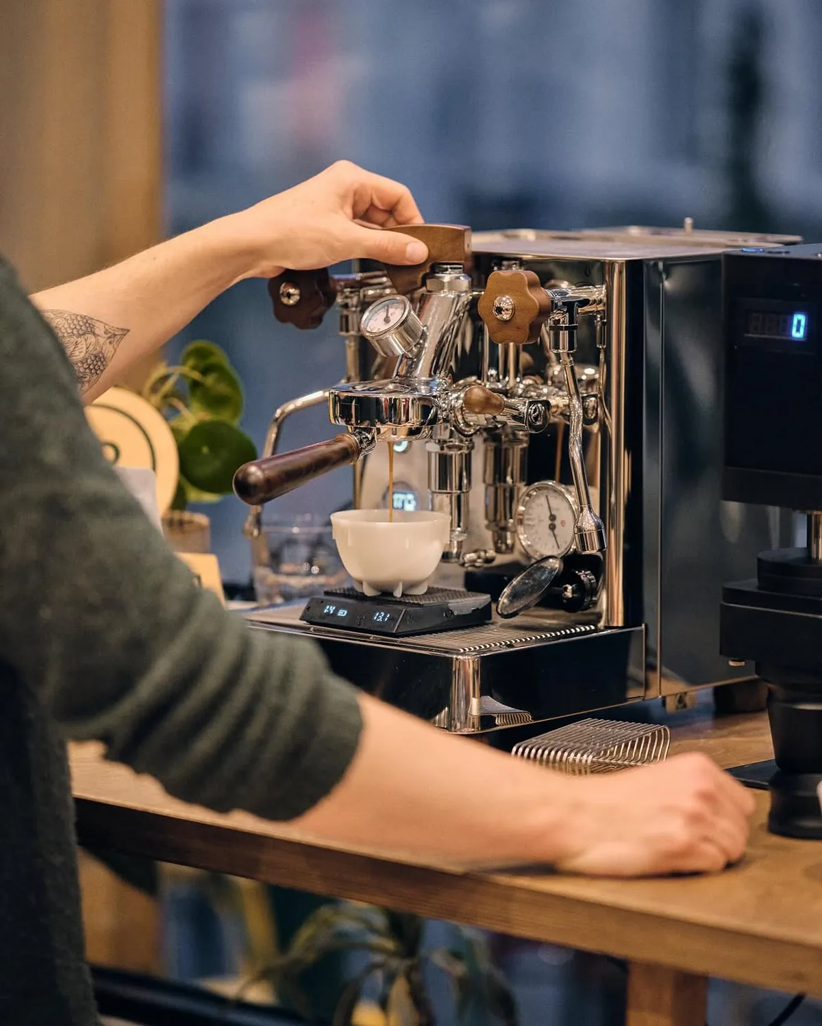 Extraction d'un espresso sur une machine à levier, tasse blanche sur la balance